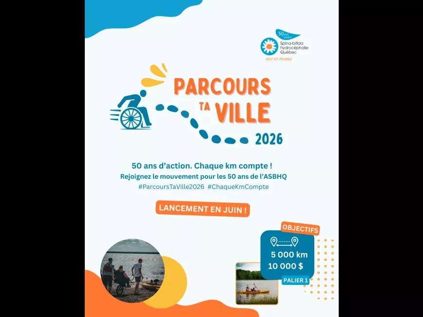 Affiche « Parcours ta ville 2026 » avec illustration d’une personne en fauteuil roulant en mouvement. Message : « 50 ans d’action. Chaque km compte ! ». Objectif : 5 000 km et 10 000 $. Images d’activités inclusives (bord de l’eau, kayak). Lancement en juin.