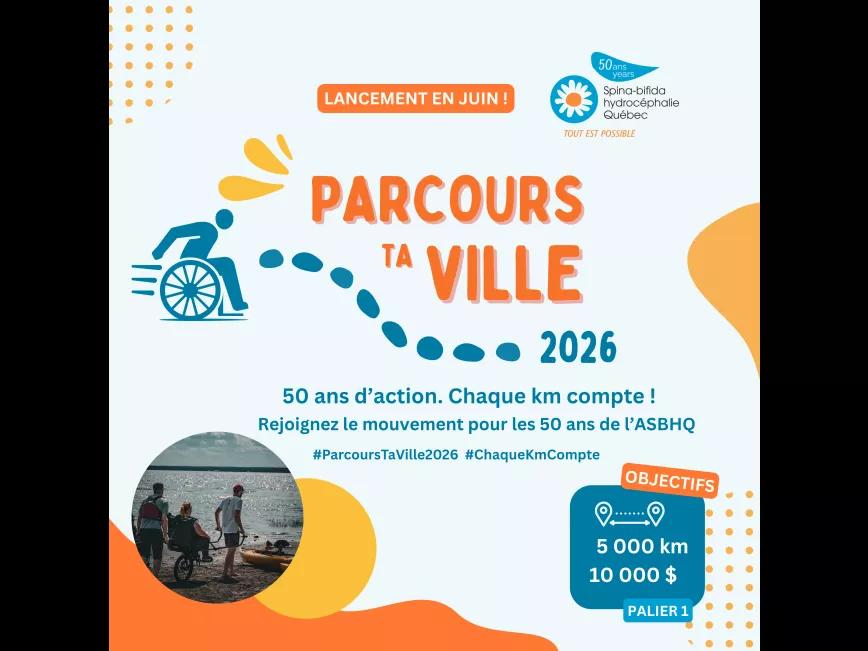 Affiche « Parcours ta ville 2026 » avec illustration d’une personne en fauteuil roulant en mouvement. Message : « 50 ans d’action. Chaque km compte ! ». Objectif : 5 000 km et 10 000 $. Images d’activités inclusives (bord de l’eau, kayak). Lancement en juin.
