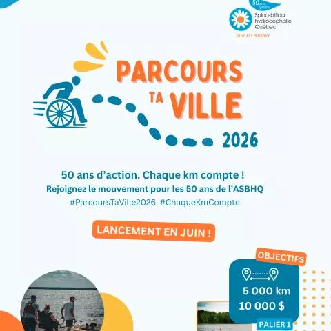 Affiche « Parcours ta ville 2026 » avec illustration d’une personne en fauteuil roulant en mouvement. Message : « 50 ans d’action. Chaque km compte ! ». Objectif : 5 000 km et 10 000 $. Images d’activités inclusives (bord de l’eau, kayak). Lancement en juin.
