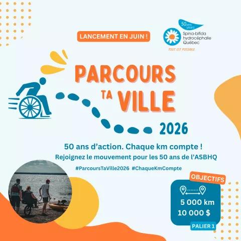 Affiche « Parcours ta ville 2026 » avec illustration d’une personne en fauteuil roulant en mouvement. Message : « 50 ans d’action. Chaque km compte ! ». Objectif : 5 000 km et 10 000 $. Images d’activités inclusives (bord de l’eau, kayak). Lancement en juin.